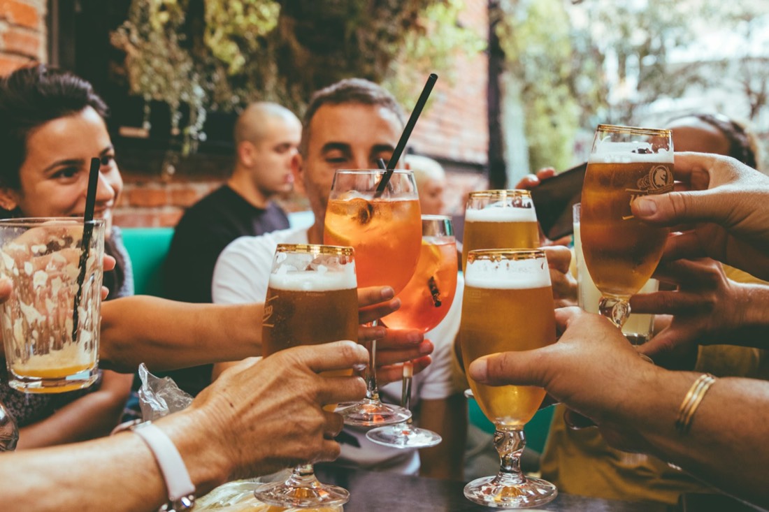 Amigos brindando con cervezas en una terraza