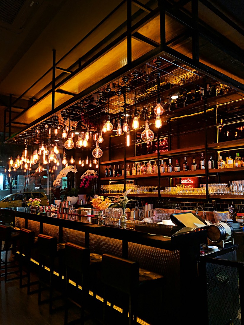 Barra de un bar con ambiente cálido