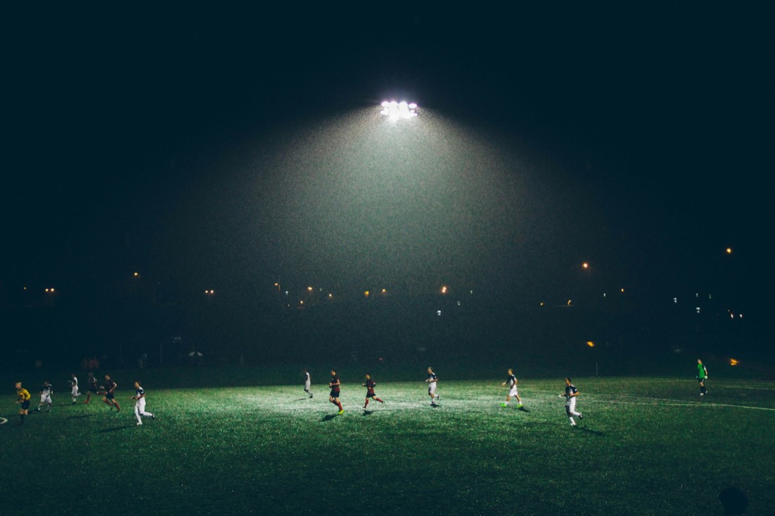 Partido nocturno bajo los focos